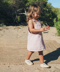 niña con sandalias barefoot