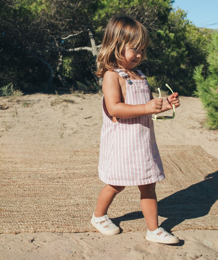 niña con sandalias barefoot