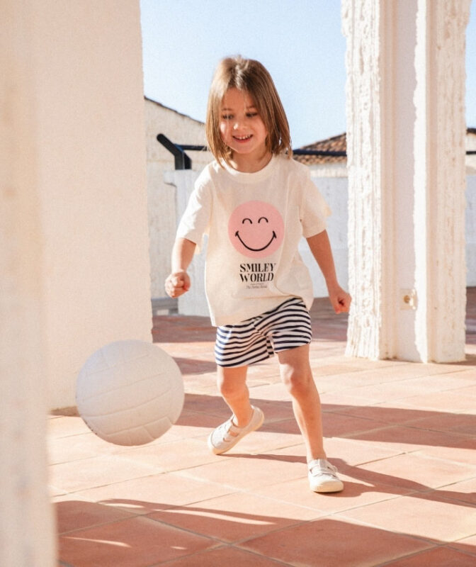 niño con sandalias barefoot cómodas