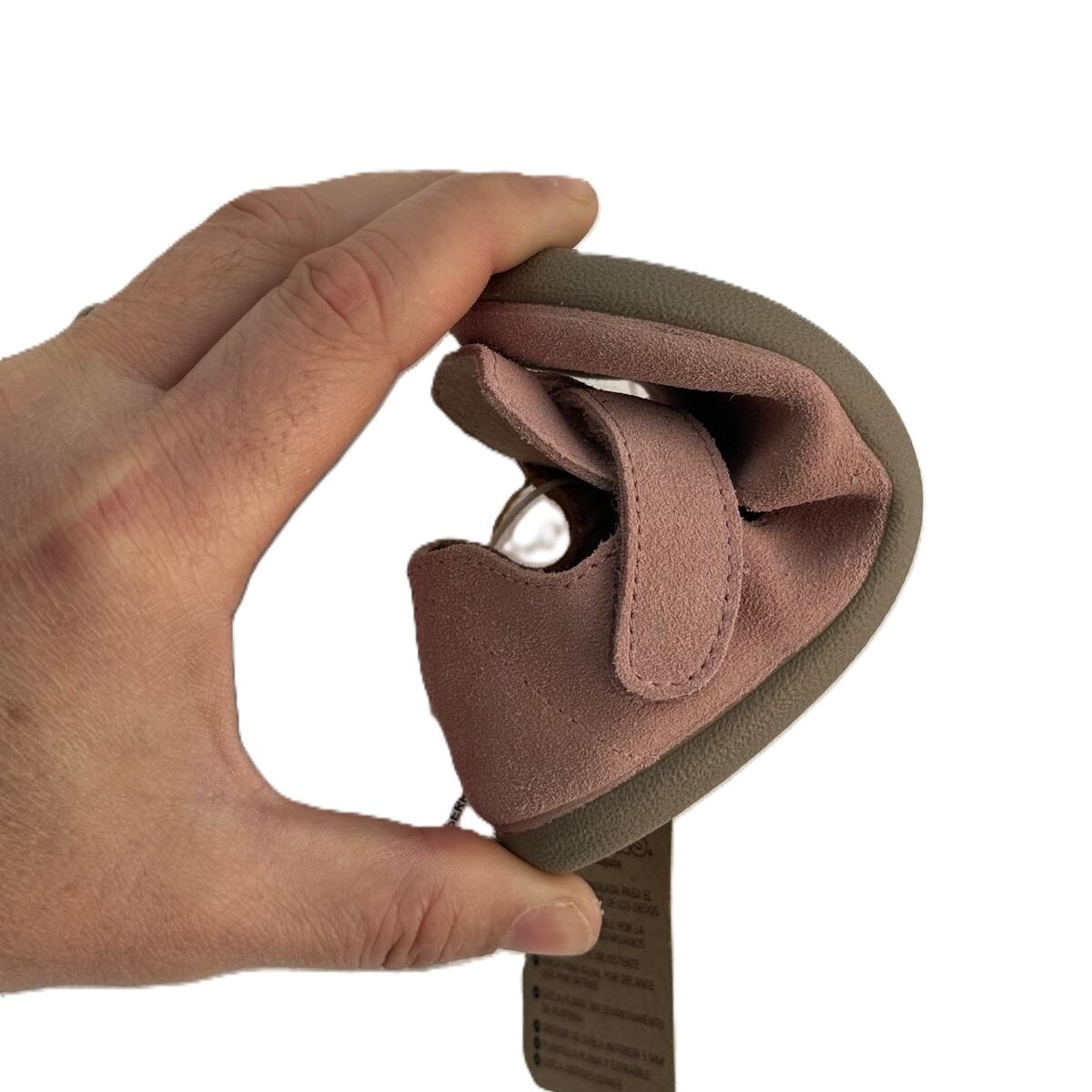 Comprobando la flexibilidad de la suela de un zapato infantil