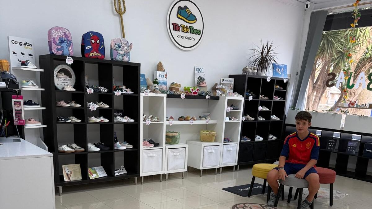 Zapatos infantiles preparados para la campaña de vuelta al colegio