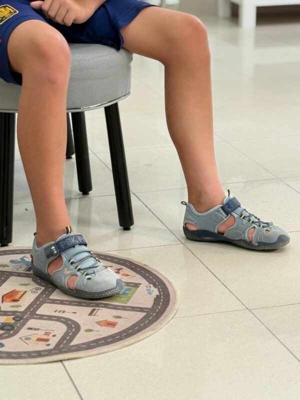 Niño caminando mientras prueba unos zapatos infantiles