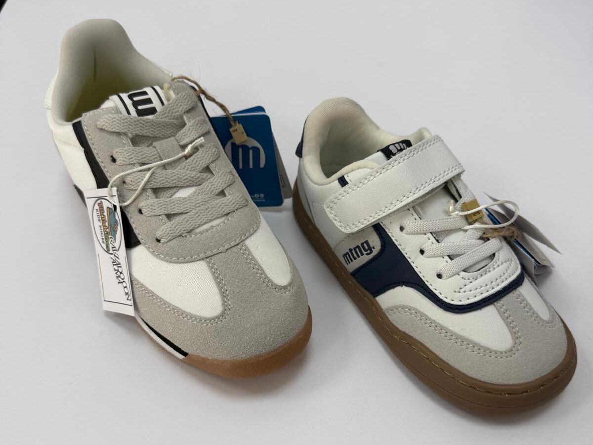 Comparación entre dos tipos de zapatos infantiles para el colegio.