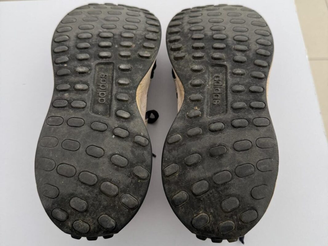 Revisión del desgaste de la suela en un zapato infantil.